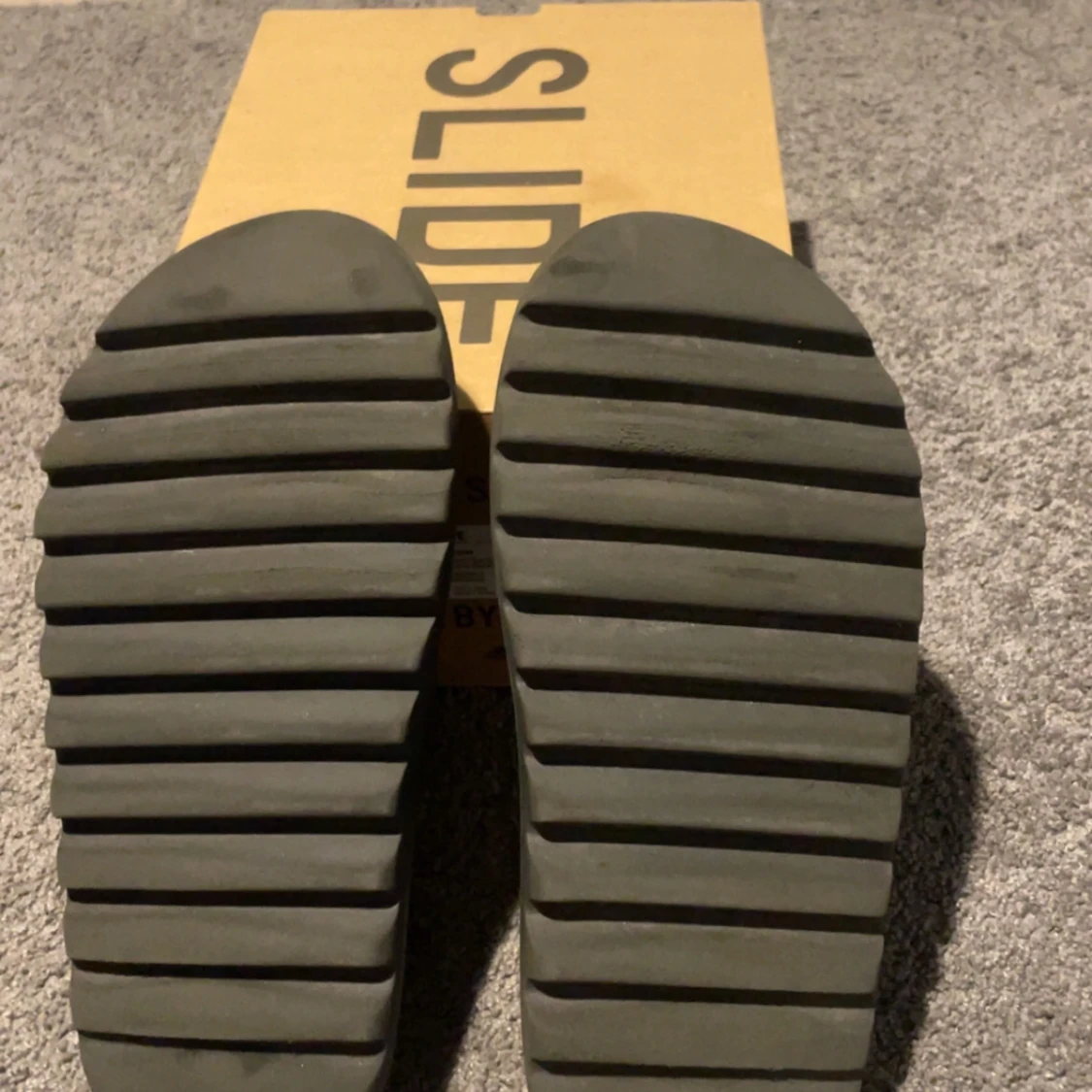 Mörk gråa YZY Slide från Adidas - 1