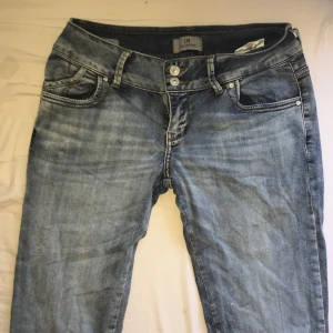Blå jeans low Rise  - Snygga blå jeans från LTB med en klassisk femficksdesign och knappgylf. De har en straight passform, dom är low Rise .💞
