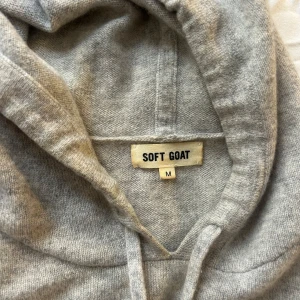 Grå Kashmir hoodie från Soft Goat - Säljer den perfekta mjuka och bekväm grå hoodie från Soft Goat. Perfekt för kyliga dagar med sin mysiga huva och långa ärmar. 100% Kashmir jättebra skick! Skriv för mer bilder💞💞💞