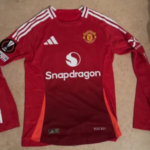 Manchester United 24/25 | Rashford - Säljer en Manchester United home kit & det är en match ställ utan inte en fan ställ. Tröjan har Europa League fonten och tryck vid armarna. Storlek S men passar lite mindre som XS
