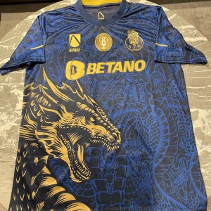Porto Fotbollströja  - Snygg fotbollströja av FC Porto. Den är limited edition med en snygg drake på tröjan. Den är använd några gånger men i bra skick. Vid några frågor eller funderingar är det bara att höra av dig.   MVH Stockholm Wardrobe 😄