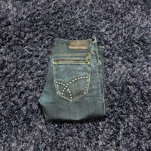 Unika GAS jeans  - Säljer ett par sjukt unika och feta jeans från GAS, de har en typ av design med tvättade cirklar och en dragkedja vid backfickan. Den är mycket sköna och sitter skönt, det finns en fläck på benet men annars i ett mycket fint skick. Hör av er vid minsta fundering🙌