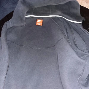 Svart Nike tech storlek M nästan aldrig använd. - Ny svart Nike tech för ett riktigt bra pris storlek M