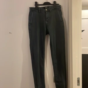 Grå Replay Hyperflex chinos - Säljer nu dessa chinos då jag trodde det var ett par jeans köpta för ca 900 men har legat i garderoben ett tag nu. Väldigt snygga men tyvärr är dem rätt långa i benen. Om du vill ha mått eller fler bilder så är det bara att fråga