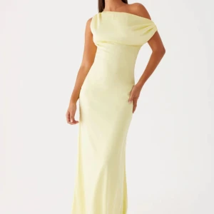 Peppermayo klänning - Gul satinklänning. Perfekt till balen💓 Aldrig använd och har lappen kvar. 