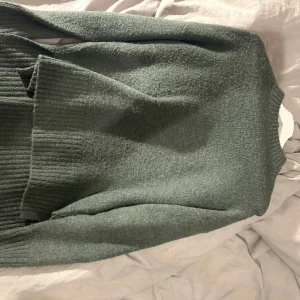 Grå stickad tröja från Vero Moda - Mysig grå stickad tröja från Vero Moda. Perfekt för kyliga dagar med sin ribbade design vid hals och ärmslut. En klassisk och stilren look som passar till det mesta. 🧶