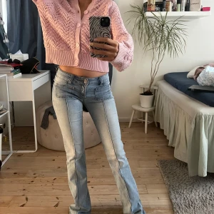 Ljusblå bootcut jeans - Snygga ljusblå low waist bootcut jeans! Köpta för cirka 1 års sedan för 699kr. Storlek xxs men passar 34 också då dom är stretchiga. Hör av er vid frågor🌸