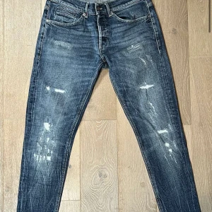 Blå jeans med slitningar - Tja säljer detta feta dondup jeans som blivit lite för stor, jätte snygga slitningar skriv med minsta förslag 