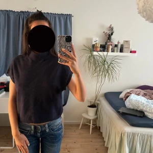 Fin stickad tröja med hög krage - Jättesnygg och eftertraktad fin stickad tröja, köpt för några månader sedan och säljer för att jag har 2 st. Slutsåld och finns inte att få tag på längre. Hör av er vid frågor🌸