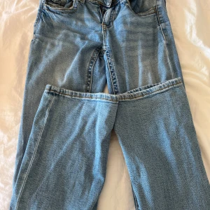 Blå jeans från Gina Tricot - Säljer ett par snygga blå jeans från Gina Tricot. Använda en del men fortfarande jättebra skick. Passar mig som är 164 och har XS/34 i vanliga fall 