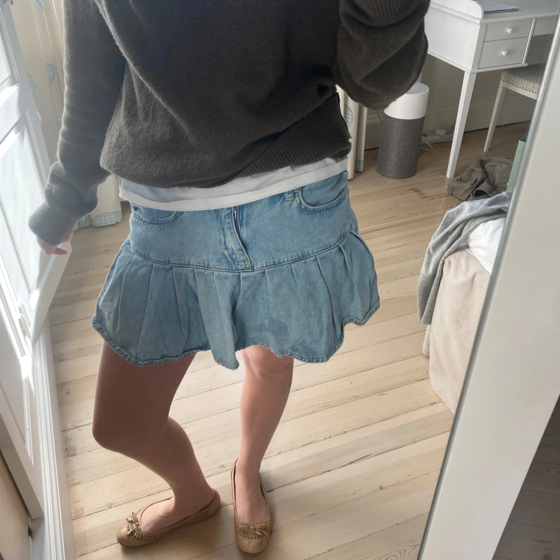 Blå jeanskjol med volang - 1