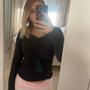 Svart långärmad topp från Gina Tricot - Säljer en svart långärmad tröja med blommor på från  Gina Tricot. Aldrig använt köpt för 359kr ❤️