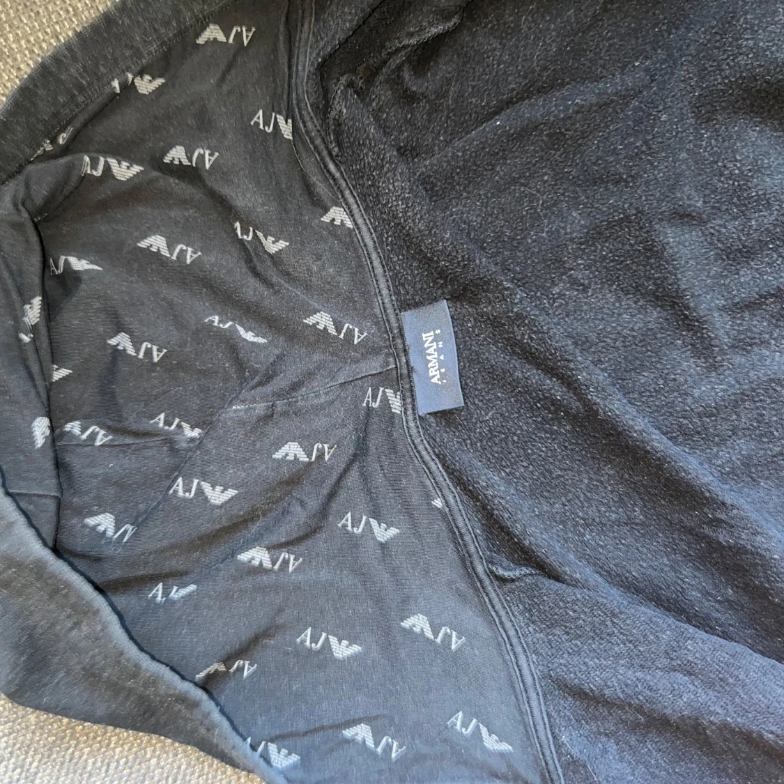 Svart hoodie från Armani - 1