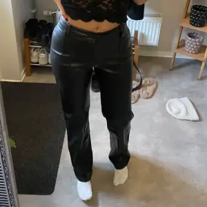Säljer svarta raka skinnbyxor .