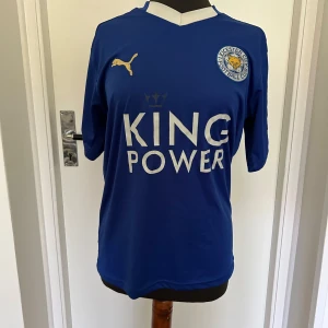 Leicester city 2015/16 tröja  - Säljer en snygg blå Leicester City fotbollströja. Tröjan är bra skick. Tröjan är köpt 2015 i England och är väldigt svår att få tag i 