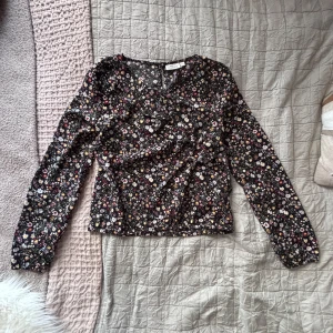 Blus från Kappahl - Säljer den här blommiga volangblusen från KappAhl☺️Använd en gång, så den är som ny🫶🏼
