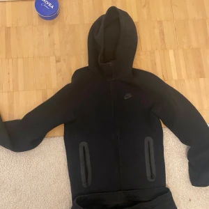 Nike Tech tracksuit - Bra skick, Storlek XS på hoodien sitter som S. Byxorna är loose fit och storlek L passar mig som har S-M  helt perfekt. Kom privat om du undrar något. Priset är inte hugget i sten