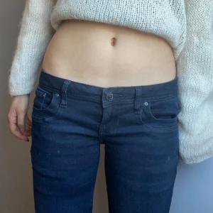 svarta ltb jeans - svarta/nattblå ltb jeans i storlek 26/32💗köpta på zalando för en månad sen men tyvärr lite för stora för mig💗skriv för fler bilder eller mått💗