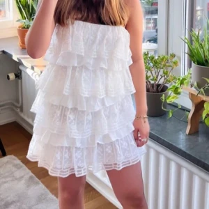 Zara volangklänning - Super fin volangklänning från Zara som passar perfekt till studenten☀️☀️FÖRST TILL KVARN