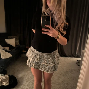 Volang kjol - Jätte gullig kjol med vit & blått mönster, jätte fin nu till sommaren. Har shorts inbyggda i kjolen .