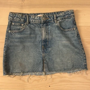 Jeanskjol från Gina Tricot - . Har en fläck men den märker man inte av i verkligheten 