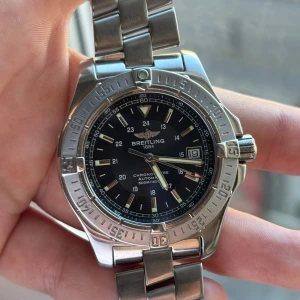 Breitling Colt Automatic - Oerhört vacker breitling i den avvecklade modellen colt automatic. Kommer med kvitto och fullset. Kan mötas upp i bevakat område. Sök upp referensnummer för mer info - annars, hör av er för mer frågor. Mvh