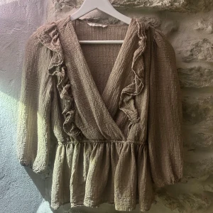 jätte fin volang blus 💕 - säljer denna jätte söta volang blusen från only då den inte kommer till användning längre! hör av er om ni undrar något 💕