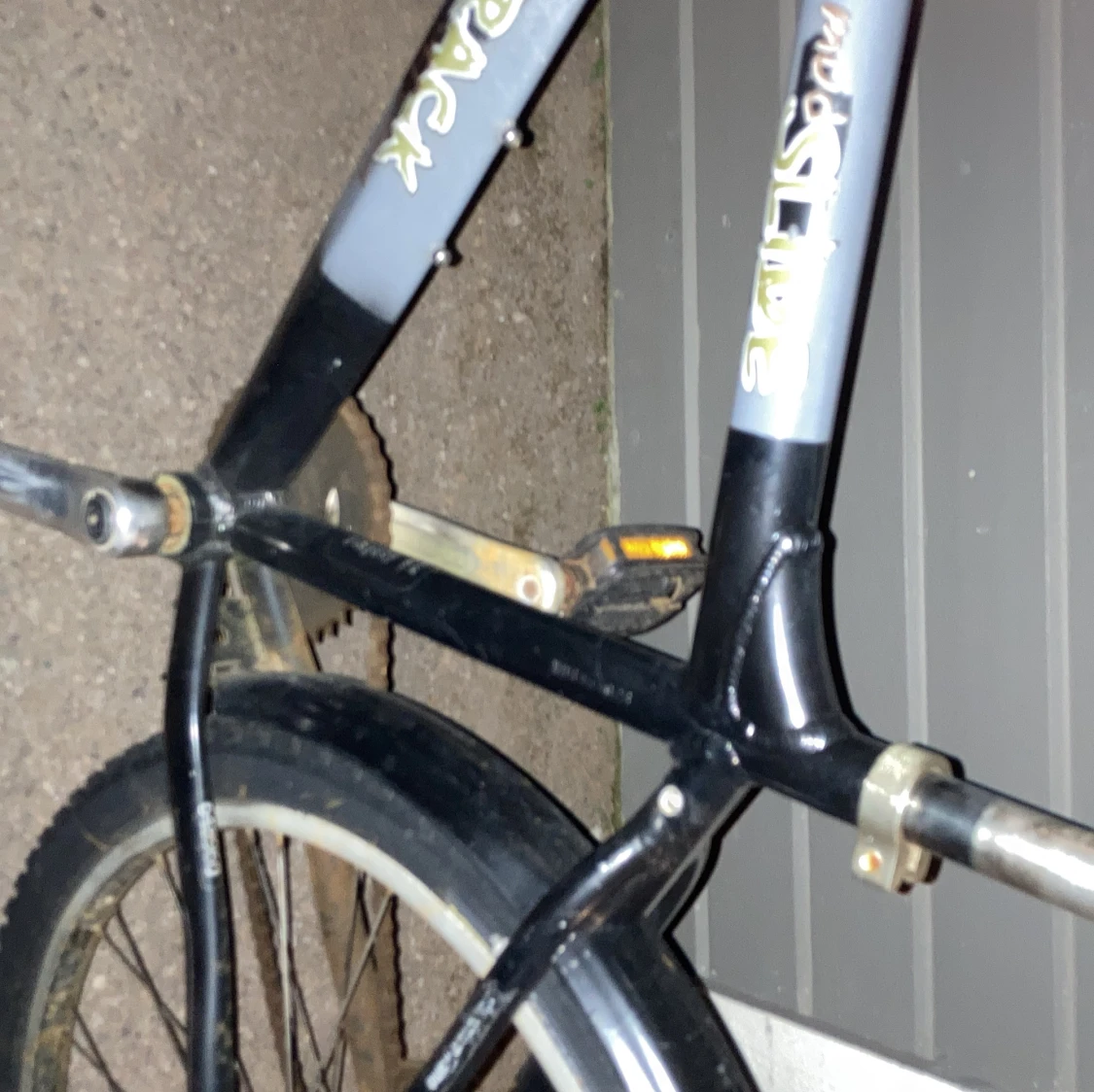 Säljer en grå svart cykel - 2