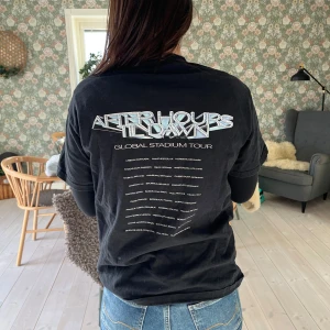 The weeknd T-shirt  - En merch t shirt från the weeknd. Köpte den sommaren 2023 när han hade konsert i Stockholm. Säljer då den aldrig kommer till någon användning så det är inga fel på den. Den köptes för 600