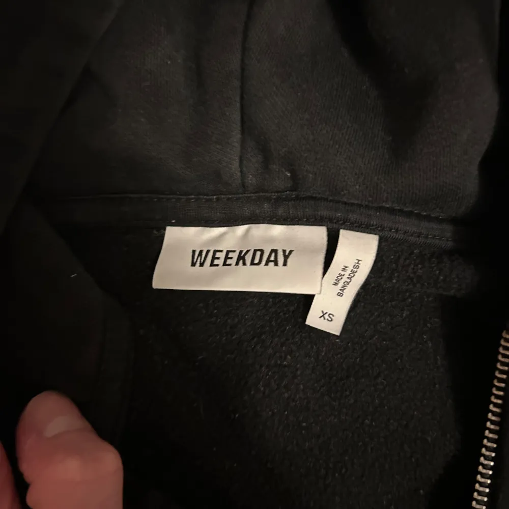 Säljer en svart zip up från Weekday. Storlek: xs. Undrar du något, hör gärna av dig🙌. Hupparit & Collegepaidat.