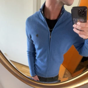 Full zip - Härlig färg och knappt använd, säljer på grund av att den inte kommer till användning. Hör av dig om du har frågor! Priset är inte hugget i sten