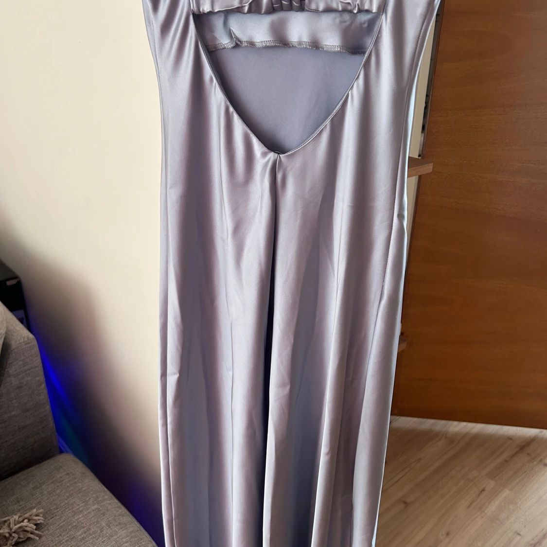 Ljuslila långklänning i satin - 1