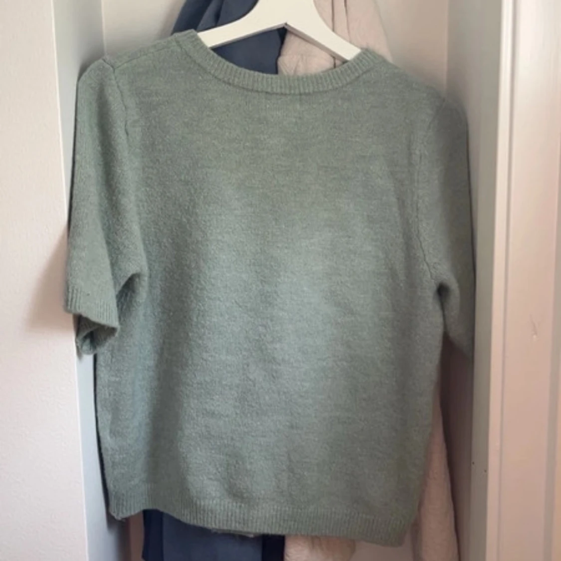 Ljusgrön kortärmad kofta med pärlknappar - 1