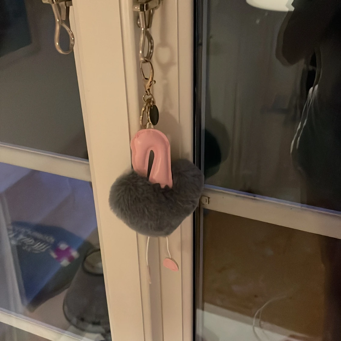 Grå fluffig flamingo-nyckelring från NYATU - 1