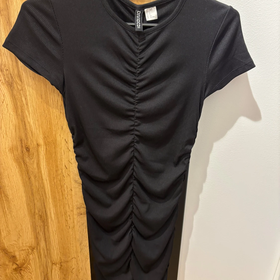 Svart ribbad klänning från H&M Divided