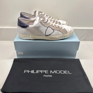 Phillipe Model Skor - Phillipe Model Skor | Skick 7/10 | Färgen vit och marinblå i hälen | Box och Dust-Bag följer med vid köp | Köptes för 4200kr | Hör av er för mer information/bilder!