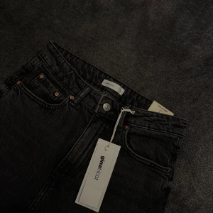 Svarta Mid straight jeans från ginatricot - Säljer ett par svarta jeans från ginatricot. Helt nya med även prislapp på, aldrig använda. Dom är i st 34. Säljs till ett väldigt bra pris. Tveka inte på att höra av er angående någon fråga.
