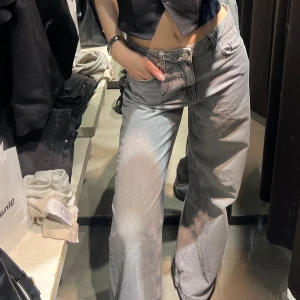 Gråa  jeans från Zara 🩶 - Gråa jeans från Zara, raka i modellen. De är med hög midja och storlek 36 men jag har normalt 34 och bär de lite oversized som på bilden! Supersnygga både till vardags och fest med en snygg topp 🩶✨