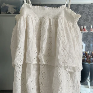 Volang linne  - Jättesöt vit linne med volanger 