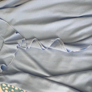 Blus  - Jättefin och nästan helt oanvänd blus ,blivit stor på mig och passar dig för storlek M 