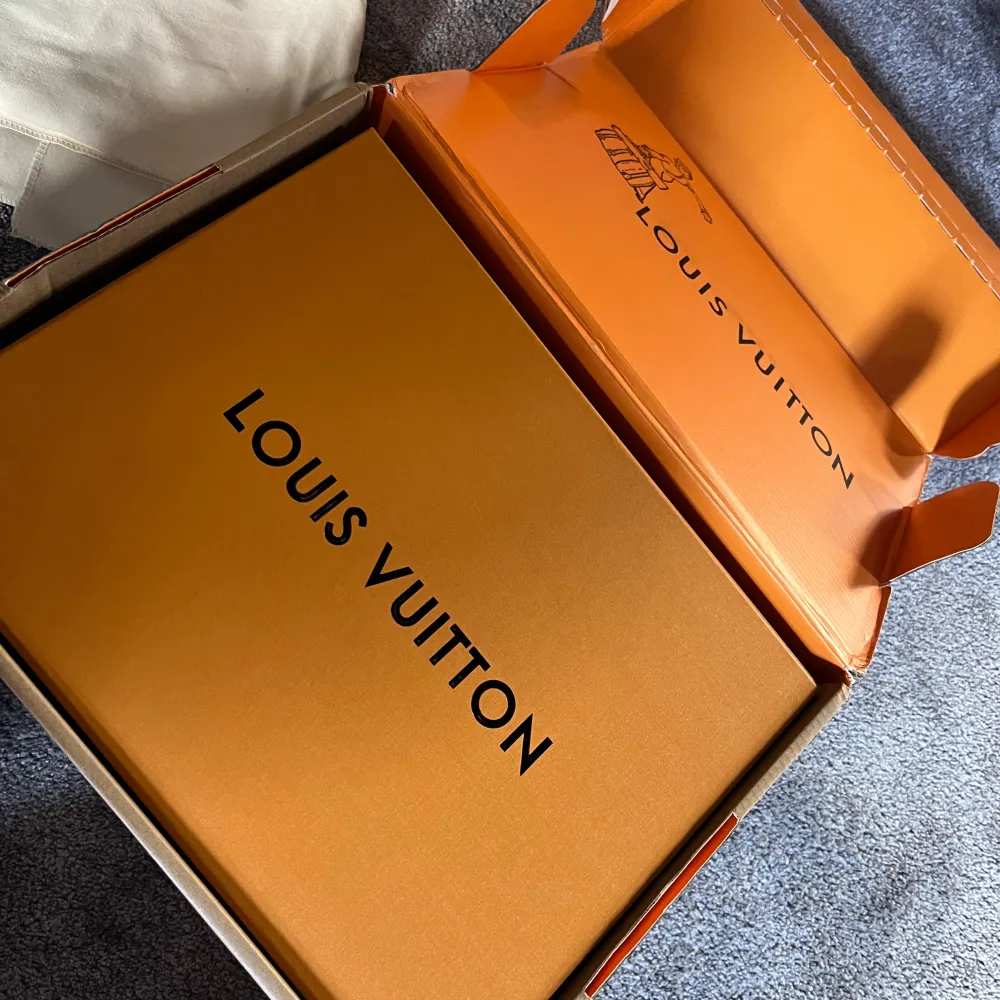 Säljer ett par Louis Vuitton Archlight sneakers i blått och vitt, jag fick dem i presnet men tyg är fel storlek, dom är äkta men inget kvitto Kommer med originalkartong och dustbags. Pris går att diskutera aldrig använt . Kengät.