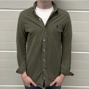 Ralph lauren skjorta - Olivgrön skjorta i bra skick, lånade bilder! Nypris  1600