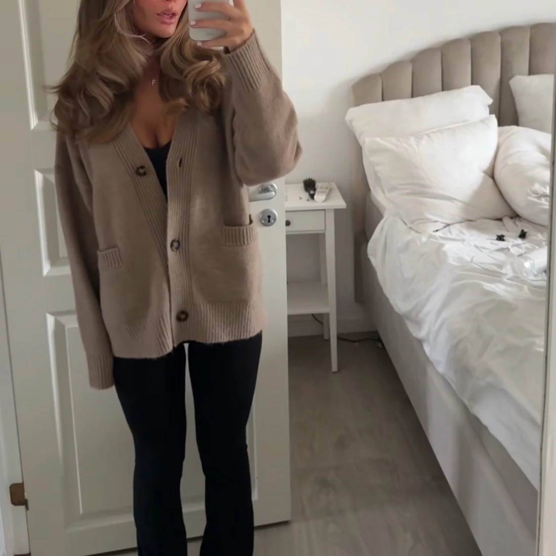 Beige kofta med knappar - 1