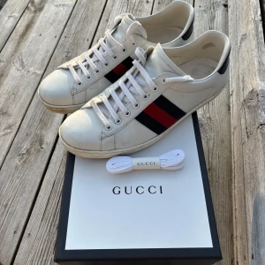 Gucci Ace leather sneakers - Fina sneakers i gott skick stl 9,5/43,5. Kommer med låda, dustbags och nya skosnören.
