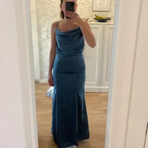 Bal klänning - Säljer denna skit snygga balklänning, då den inte passade! Prislapp kvar, helt ny!! Säljs inte längre!!