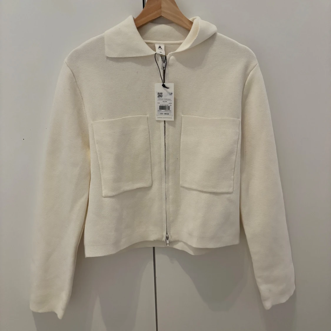 Krämvit stickad kofta med dragkedja