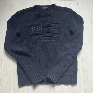Unik Ralph Lauren USA tröja - Säljer nu denna stilrena och defektfria tröjan från Polo Ralph Lauren med USA flaggan broderad på bröstet. Storleken är S  (runt 170-180cm). Inga defekter. Nypris ca 4000kr. 
