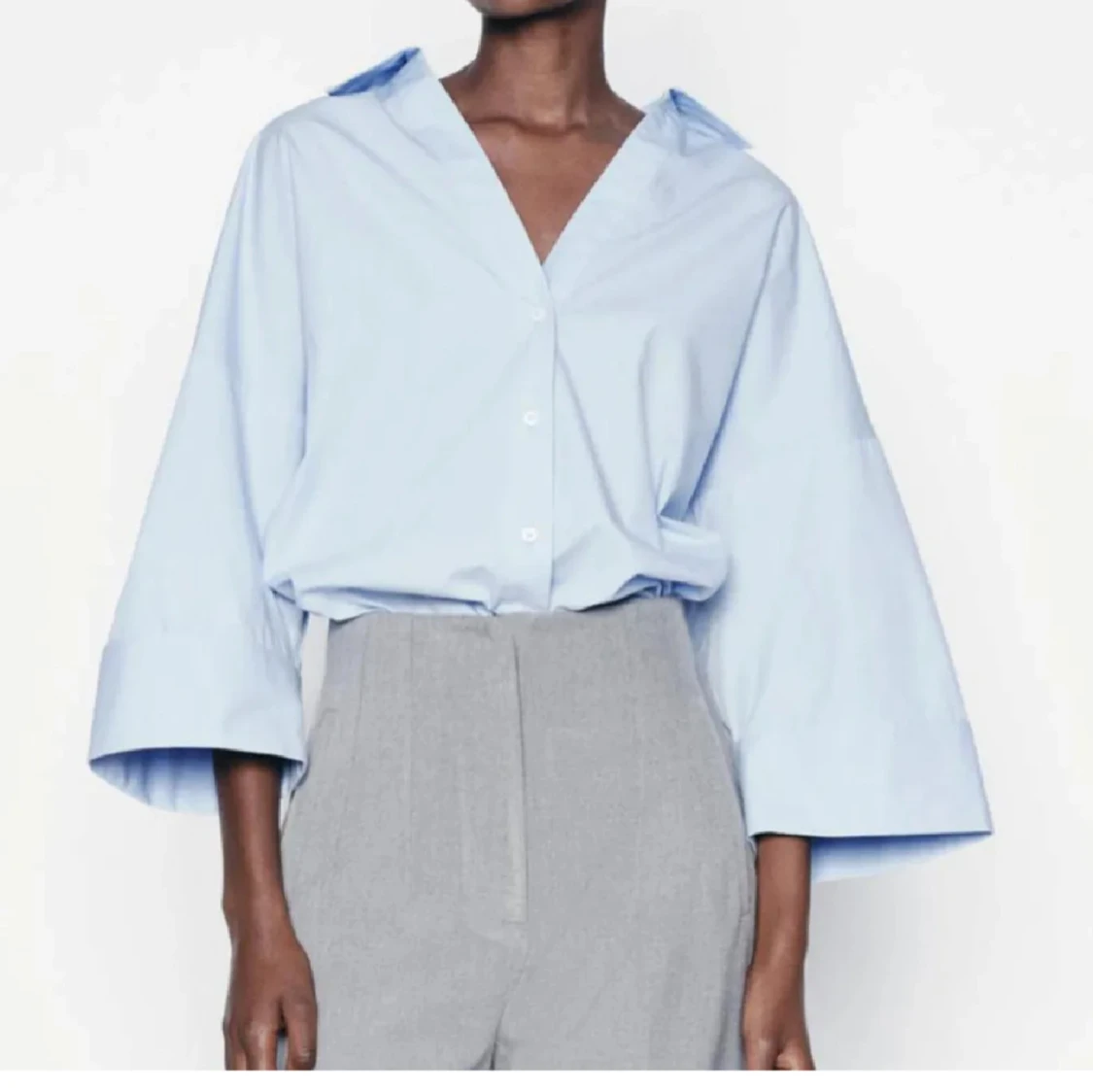 Ljusblå skjorta med vida ärmar