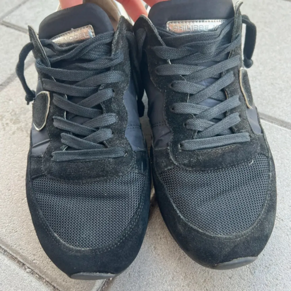 Säljer dessa trendiga Philippe model trpx! Skick 7/10! Ny pris 2000kr. Hör av er vid minsta fundering. Står storlek 40 men passar även 41.. Kengät.