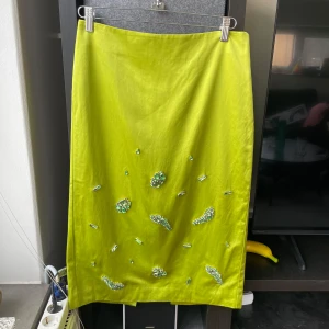 Kjol &Other Stories - Aldrig använd och prislappen är kvar🤦🏻‍♀️Den är normal i storleken (storlek 36/S). Köpt dyrt